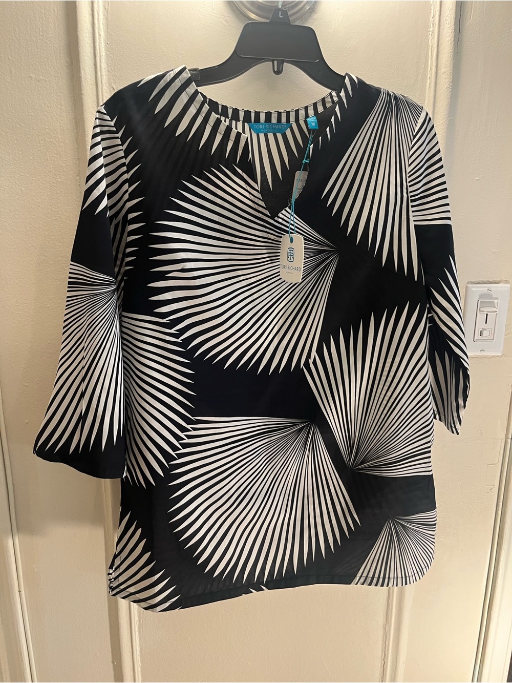 Tori Richard Black and White Radiating Palm-Leaf Print Tunic Top